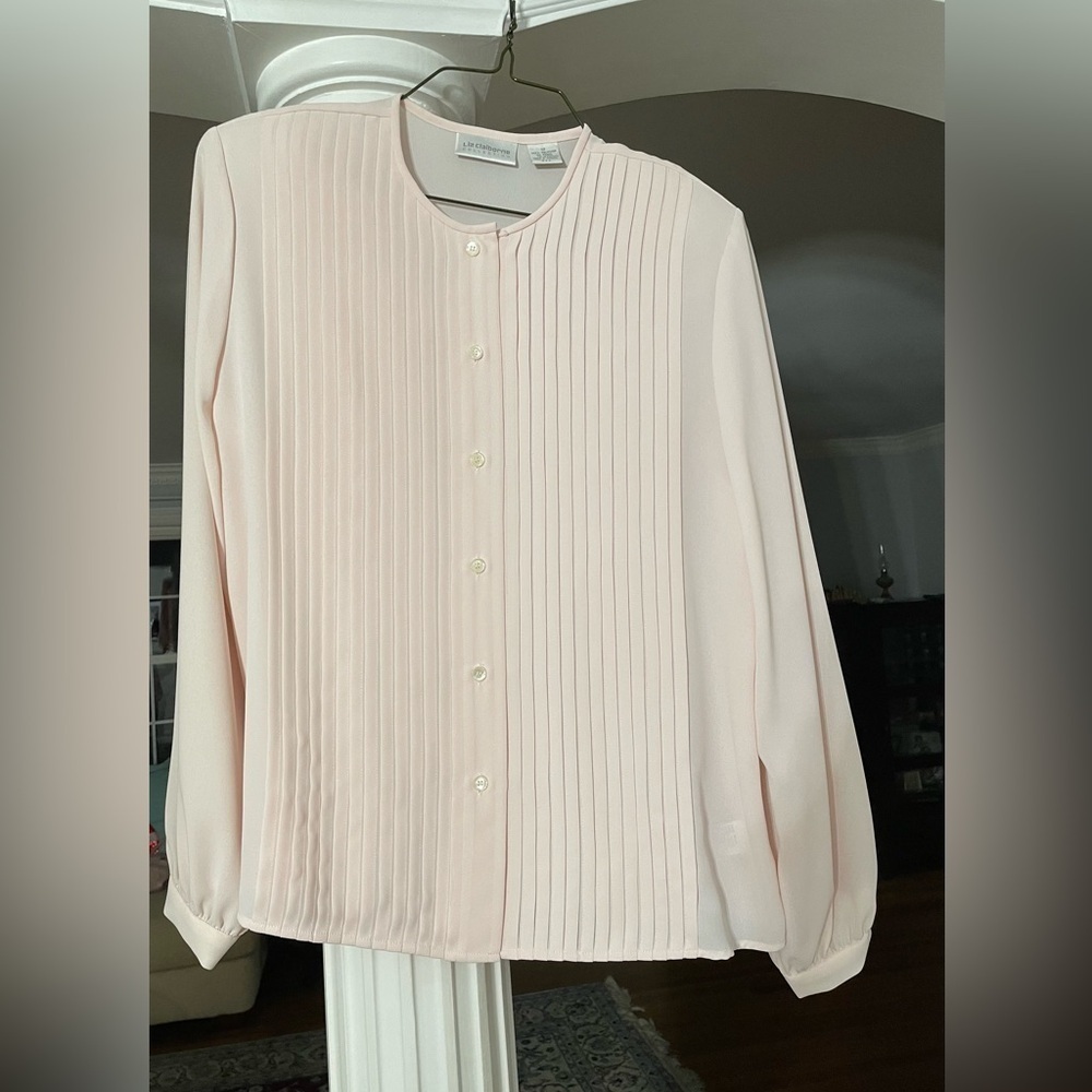 Liz Claiborne Collection. Women’s Vintage blush pink pleated button down blouse